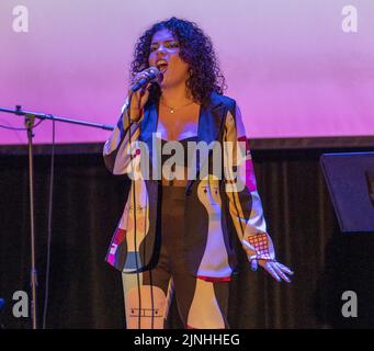 Miami, Stati Uniti. 11th ago, 2022. Valentina Garcia si esibisce sul palco al Miami Dade College - Wolfson Campus di Miami, Florida, giovedì 11 agosto 2022. La Fondazione Culturale Latin GRAMMY assegna la borsa di studio Sofia Carson alla cantante e studentessa Valentina Garcia di 18 anni. Foto di Gary i Rothstein/UPI Credit: UPI/Alamy Live News Foto Stock