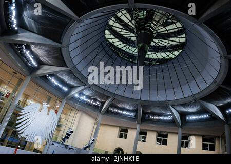 Berlino, Germania. 17th Mar, 2022. Cupola del Bundestag tedesco a Berlino, 17 marzo 2022. Credit: dpa/Alamy Live News Foto Stock