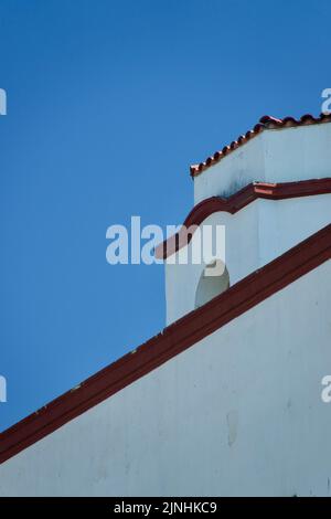 vecchio edificio in stile missione nelle giornate limpide al sole Foto Stock