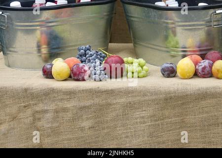assortimento di frutta fresca in esposizione presso la bancarella alimentare del mercato agricolo Foto Stock