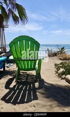 Sedia Adirondack impostato per guardare i surfisti dalla spiaggia Foto Stock