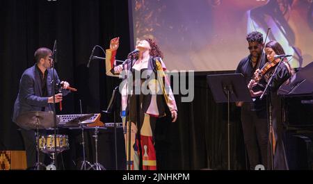 Miami, Stati Uniti. 11th ago, 2022. Valentina García si esibisce sul palco al Miami Dade College - Wolfson Campus, a Miami, Florida, giovedì 11 agosto 2022. La Fondazione Culturale Latin GRAMMY assegna la borsa di studio Sofia Carson alla cantante e studentessa Valentina García di 18 anni. La borsa di studio (valore massimo di $200, 00) consentirà a García di conseguire una laurea al Berklee College of Music di Boston. Foto di Gary i Rothstein/UPI Credit: UPI/Alamy Live News Foto Stock