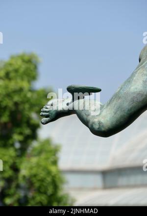 Primo piano del piede alato della statua del Dio Hermes Foto Stock