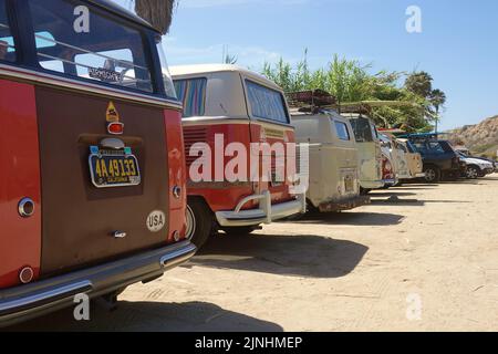 VW camper furgoni allineati sulla spiaggia di San Clemente Foto Stock