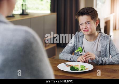 Ma l'anno scorso ho avuto delle verdure: Una madre che diceva al figlio di mangiare i suoi broccoli, cosa che lui non gli piace. Foto Stock