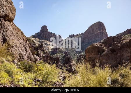 Ripide formazioni rocciose a Siphon Draw, Lost Dutchman state Park, Arizona, Stati Uniti. Foto Stock