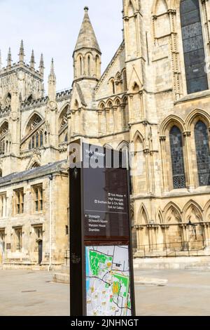 L'esterno della cattedrale di York Minster, la chiesa metropolitana di St Peter, la città di York, il North Yorkshire, l'Inghilterra, il Regno Unito, l'estate 2022 Foto Stock