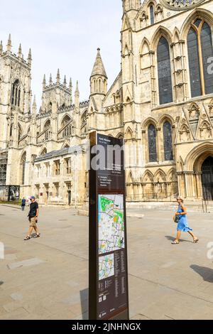 L'esterno della cattedrale di York Minster, la chiesa metropolitana di St Peter, la città di York, il North Yorkshire, l'Inghilterra, il Regno Unito, l'estate 2022 Foto Stock