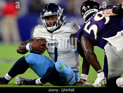 Baltimora, Stati Uniti. 11th ago, 2022. Il quartback dei Tennessee Titans Malik Willis (7) viene saccheggiato per una perdita dal linebacker Daelin Hayes di Baltimora Ravens (59) durante la prima metà di una partita di preason della NFL al M&T Bank Stadium di Baltimora, Maryland, giovedì 11 agosto 2022. Photo by David Tulis/UPI Credit: UPI/Alamy Live News Foto Stock