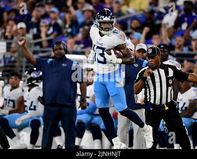 Baltimora, Stati Uniti. 11th ago, 2022. Il ricevitore largo dei Tennessee Titans Racey McMath (13) porta contro i Baltimore Ravens durante la prima metà di una partita di preason della NFL al M&T Bank Stadium di Baltimora, Maryland, giovedì 11 agosto 2022. Photo by David Tulis/UPI Credit: UPI/Alamy Live News Foto Stock