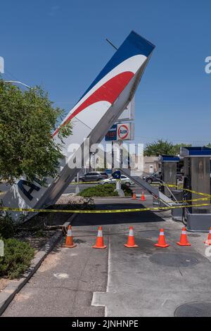 Stazione di servizio ALON (su Candelaria Rd. E Carlisle) dopo la notte di forti venti: Albuquerque, New Mexico Foto Stock