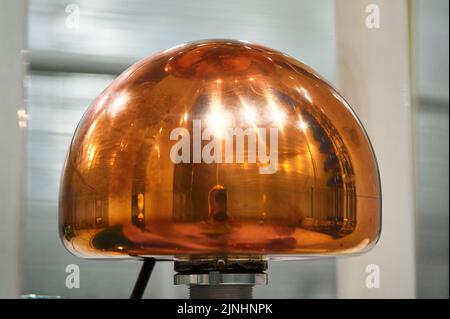 La cupola in rame lucido viene sottoposta a test in laboratorio di impianti Foto Stock