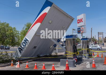 Stazione di servizio ALON (su Candelaria Rd. E Carlisle) dopo la notte di forti venti: Albuquerque, New Mexico Foto Stock