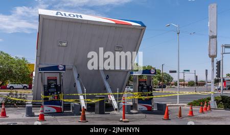 Stazione di servizio ALON (su Candelaria Rd. E Carlisle) dopo la notte di forti venti: Albuquerque, New Mexico Foto Stock