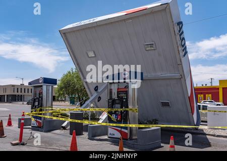 Stazione di servizio ALON (su Candelaria Rd. E Carlisle) dopo la notte di forti venti: Albuquerque, New Mexico Foto Stock