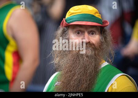 Vilnius, Lituania. 11th ago, 2022. L'organizzatore del gruppo di tifosi di basket lituani, Tomas Balaisis Sekla, viene visto durante la partita di basket di preparazione del Campionato europeo FIBA 2022 tra Lituania e Finlandia a Vilnius, Lituania, il 11 agosto 2022. Credit: Alfredas Pliadis/Xinhua/Alamy Live News Foto Stock