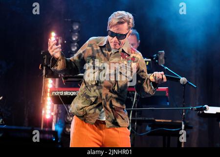 Cropredy, Regno Unito. 11th ago, 2022. Il cantante britannico Ryan Molloy e il cantautore Frankie vanno a Hollywood, suonando come ospite con la Trevor Horn Band dal vivo sul palco al Fairport Convention's Cropredy Festival di Oxfordshire. Cantante, cantautore e attore britannico, Chi ha sostituito Holly Johnson come cantante a Frankie va a Hollywood per un concerto di beneficenza nel 2004 ha avuto successo anche nel teatro musicale, apparendo in un certo numero di musical di successo nel Regno Unito e più recentemente come headliner per Royal Caribbean International. Credit: SOPA Images Limited/Alamy Live News Foto Stock