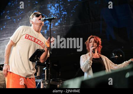 Il cantante britannico Ryan Molloy e il cantautore Frankie vanno a Hollywood, suonando come ospite con la Trevor Horn Band dal vivo sul palco al Fairport Convention's Cropredy Festival di Oxfordshire. Cantante, cantautore e attore britannico, Chi ha sostituito Holly Johnson come cantante a Frankie va a Hollywood per un concerto di beneficenza nel 2004 ha avuto successo anche nel teatro musicale, apparendo in un certo numero di musical di successo nel Regno Unito e più recentemente come headliner per Royal Caribbean International. (Foto di Dawn Fletcher-Park/SOPA Images/Sipa USA) Foto Stock