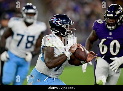 Baltimora, Stati Uniti. 11th ago, 2022. Il quartback dei Tennessee Titans Malik Willis (7) guarda in secondo piano come il linebacker Steven di Baltimora Ravens significa (60) lo pressò durante la prima metà di una partita di preason della NFL al M&T Bank Stadium di Baltimora, Maryland, giovedì 11 agosto 2022. Photo by David Tulis/UPI Credit: UPI/Alamy Live News Foto Stock