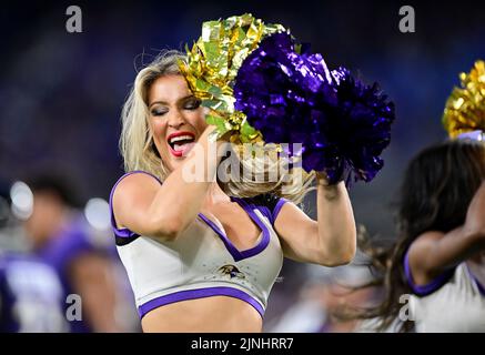 Baltimora, Stati Uniti. 11th ago, 2022. Un cheerleader dei Baltimore Ravens si esibisce durante la prima metà di un preseason della NFL al M&T Bank Stadium di Baltimora, Maryland, giovedì 11 agosto 2022. Photo by David Tulis/UPI Credit: UPI/Alamy Live News Foto Stock