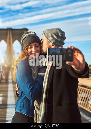 Fare bei ricordi in un paese straniero. Una giovane coppia affettuosa godendo la loro fuga straniera. Foto Stock