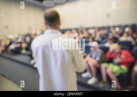 Abstract offuscato persone lezione in sala seminari, concetto di istruzione. Foto di alta qualità Foto Stock