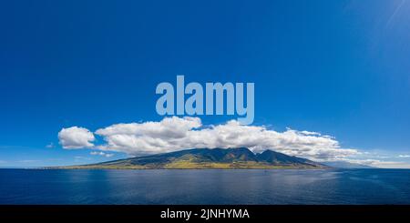 Vista aerea panoramica composita di West Maui, con la città di Lahaina al centro a sinistra, Hawaii, Stati Uniti (Oceano Pacifico Centrale) Foto Stock