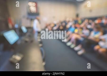 Abstract offuscato persone lezione in sala seminari, concetto di istruzione. Foto di alta qualità Foto Stock