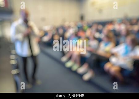 Abstract offuscato persone lezione in sala seminari, concetto di istruzione. Foto di alta qualità Foto Stock