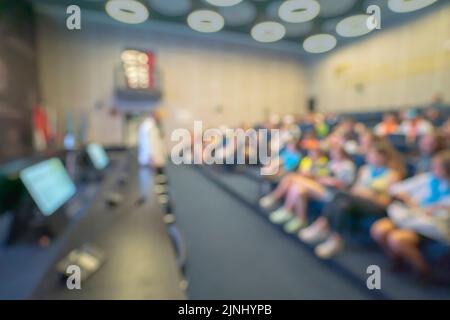 Abstract offuscato persone lezione in sala seminari, concetto di istruzione. Foto di alta qualità Foto Stock