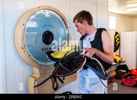 Un jockey con sella viene pesato prima di una gara al Kalgoorlie-Boulder Racing Club nell'Australia Occidentale Foto Stock