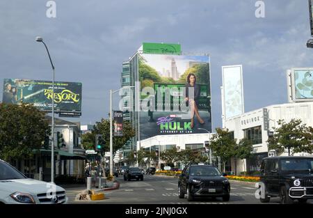 Los Angeles, California, USA 31st luglio 2022 Disney She Hulk Attorney a Law Billboard su Sunset Blvd il 31 luglio 2022 a Los Angeles, California, USA. Foto di Barry King/Alamy Stock Photo Foto Stock