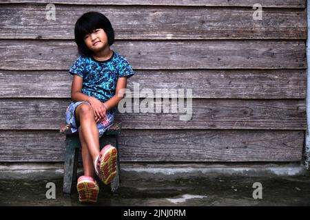 Mirik Lake, Darjeeling District, West Bengala, India - 20 giugno 2022, Ritratto di ragazza carina in montagna, Himalayan persone, Foto di bambini nella loro casa Foto Stock