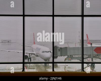 Un aereo della Turkish Airlines in aeroporto in inverno Foto Stock