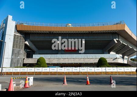 Chiyoda City, Tokyo, Giappone - 02 gennaio 2020: Nippon Budokan con un bellissimo sfondo blu cielo. Foto Stock