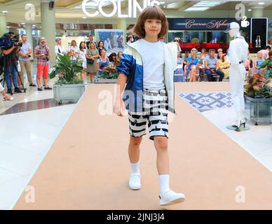 Minsk, Bielorussia. 11th ago, 2022. Un modello presenta una creazione durante una fiera della moda a Minsk, Bielorussia, 11 agosto 2022. Credit: Zhinkov/Xinhua/Alamy Live News Foto Stock