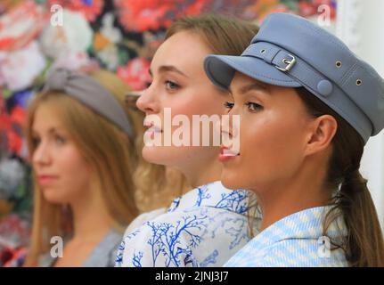 Minsk, Bielorussia. 11th ago, 2022. I modelli presentano le creazioni durante una fiera della moda a Minsk, Bielorussia, 11 agosto 2022. Credit: Zhinkov/Xinhua/Alamy Live News Foto Stock