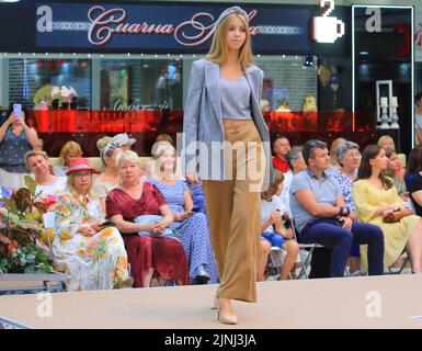 Minsk, Bielorussia. 11th ago, 2022. Un modello presenta una creazione durante una fiera della moda a Minsk, Bielorussia, 11 agosto 2022. Credit: Zhinkov/Xinhua/Alamy Live News Foto Stock