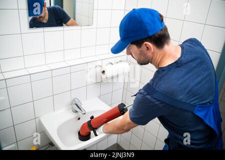 Scarico per la pulizia dell'idraulico e bagno con pompa Foto Stock