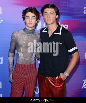 Hollywood, Stati Uniti. 11th ago, 2022. AVI Angel, Asher Angel arriva al tappeto rosso VarietyÕs Power of Young Hollywood tenuto presso la Nehuehouse di Hollywood, CA giovedì 11 agosto 2022 . (Foto di Juan Pablo Rico/Sipa USA) Credit: Sipa USA/Alamy Live News Foto Stock