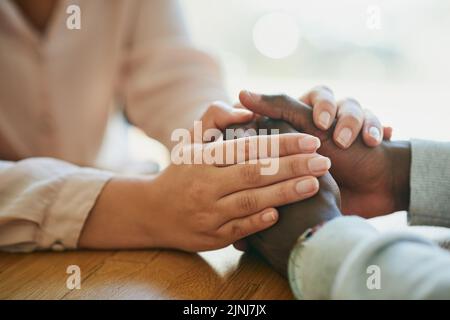 Conforto, gentilezza e perdono con una coppia biraciale che tiene le mani, unita a sostegno in una crisi. Moglie premurosa che mostra amore per la sua depressa Foto Stock