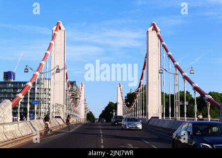 Una vista dall'interno del Ponte di Chelsea con auto e ciclisti di passaggio Foto Stock