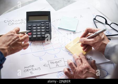 Processo di lavoro in ufficio: Gruppo di manager finanziari riuniti e impegnati nei conti annuali, primo piano Foto Stock