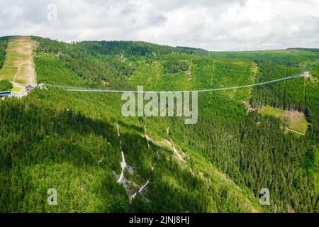 Vista aerea del ponte sospeso Sky Bridge 721 e torre di osservazione in montagna, Dolni Morava, Repubblica Ceca. Foto Stock