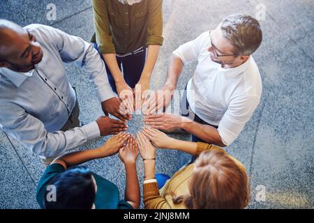 Divertimento, collaborazione e lavoro di squadra nelle mani che collegano durante la costruzione del team da diversi gruppi di persone aziendali. Sopra gli investitori felici che mostrano il supporto Foto Stock