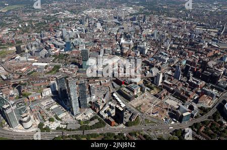 Vista aerea dello skyline del centro di Manchester con la circonvallazione A57M Mancunian Way in primo piano, Greater Manchester Foto Stock