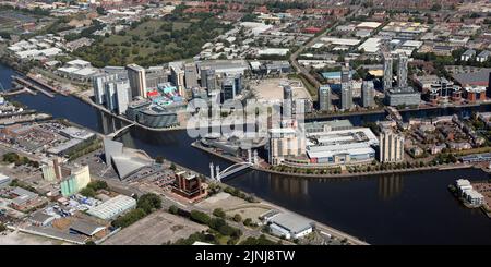 Vista aerea di Salford Quays, un complesso sul lungomare di Salford, GTR Manchester, che include MediaCity, il centro commerciale Quays, l'IWM & Lowry Centre Foto Stock