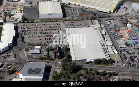 Vista aerea del supermercato Tesco Extra (e anche del North West Face Climbing Centre) su Winwick Road, Warrington, Cheshire Foto Stock