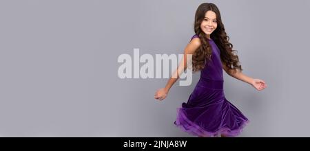 abbigliamento di moda dancewear. ballerina giovane ragazza felice da ballo. bambino in abito viola da ballo. Faccia del bambino, manifesto orizzontale, ragazza adolescente isolata Foto Stock