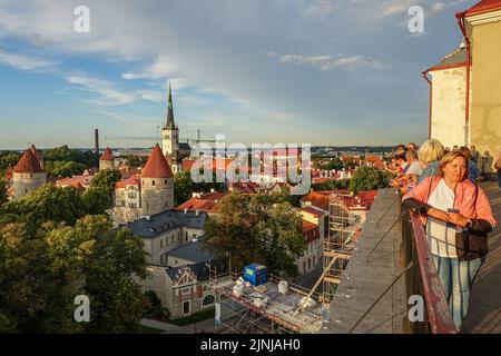 Tallinn, Estonia. 2nd ago, 2022. Vista generale dei tetti della città vecchia è visto a Tallinn, Estonia il 2 agosto 2022 (Foto di Vadim Pacajev/Sipa USA) Credit: Sipa USA/Alamy Live News Foto Stock